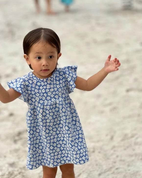 Đưa cặp song sinh đi chơi, Hà Hồ - Kim Lý hào hứng chơi bập bênh như “ đôi chim sẻ”- Ảnh 3