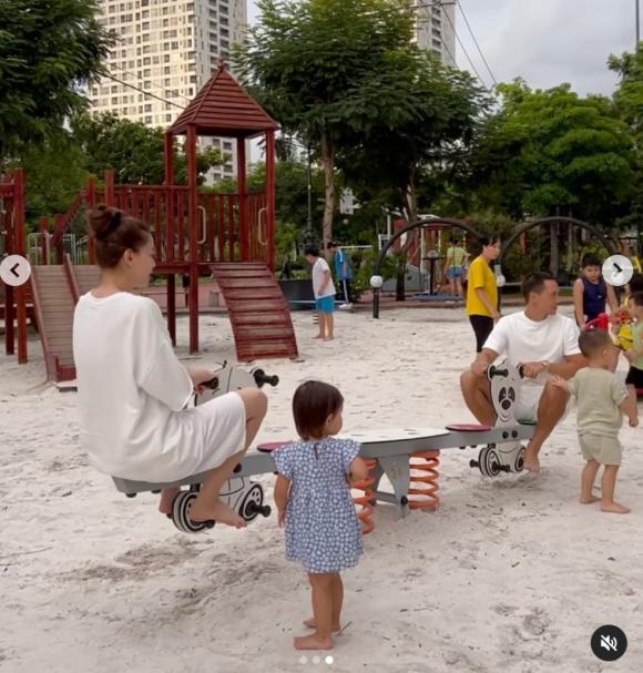 Đưa cặp song sinh đi chơi, Hà Hồ - Kim Lý hào hứng chơi bập bênh như “ đôi chim sẻ”- Ảnh 4