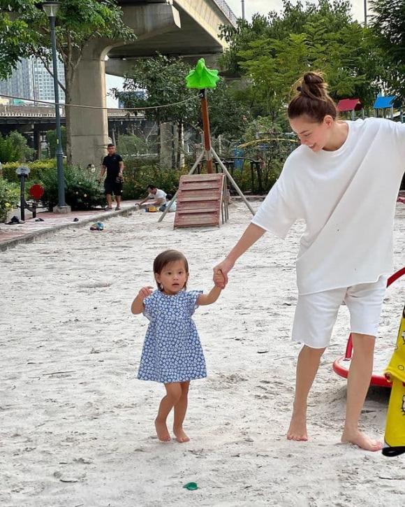 Đưa cặp song sinh đi chơi, Hà Hồ - Kim Lý hào hứng chơi bập bênh như “ đôi chim sẻ”- Ảnh 5