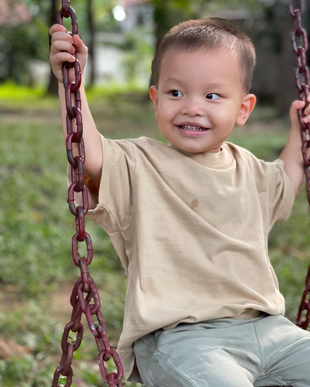 Đưa cặp song sinh đi chơi, Hà Hồ - Kim Lý hào hứng chơi bập bênh như “ đôi chim sẻ”- Ảnh 1