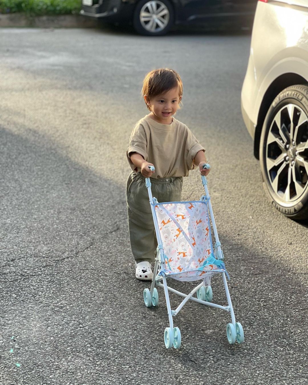 Đưa cặp song sinh đi chơi, Hà Hồ - Kim Lý hào hứng chơi bập bênh như “ đôi chim sẻ”- Ảnh 2