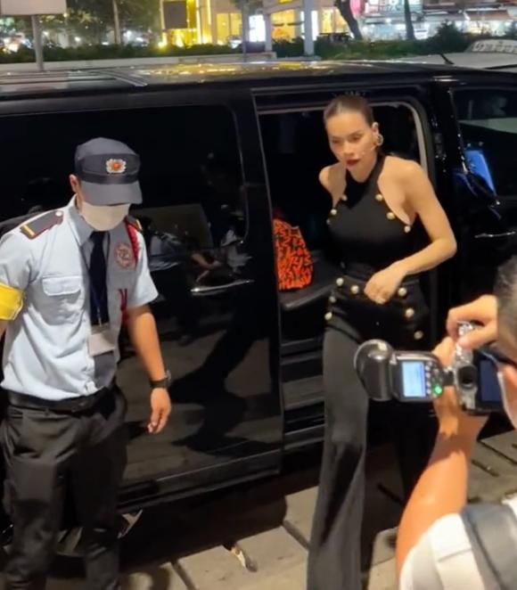 Lọt ống kính “team qua đường”, Hồ Ngọc Hà bảo toàn nhan sắc thành công - Ảnh 1