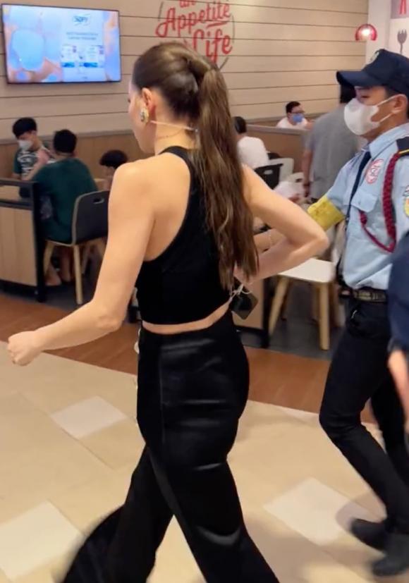 Lọt ống kính “team qua đường”, Hồ Ngọc Hà bảo toàn nhan sắc thành công - Ảnh 3