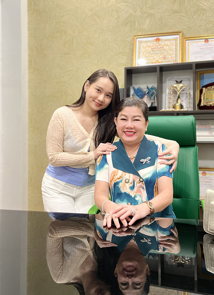 Trúc Anh - Hà Lan “Mắt Biếc” nuôi cả gia đình, sau hào quang sân khấu là cực nhọc vất vả- Ảnh 1