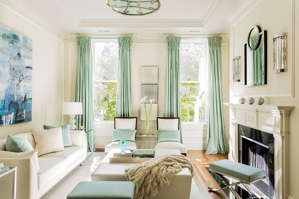 Màu xanh bạc hà được chọn lựa cho rèm cửa cho cảm giác trần nhà cao hơn, cùng với những chiếc gối tựa trên sofa khiến phòng khách này thêm phần tươi sáng.