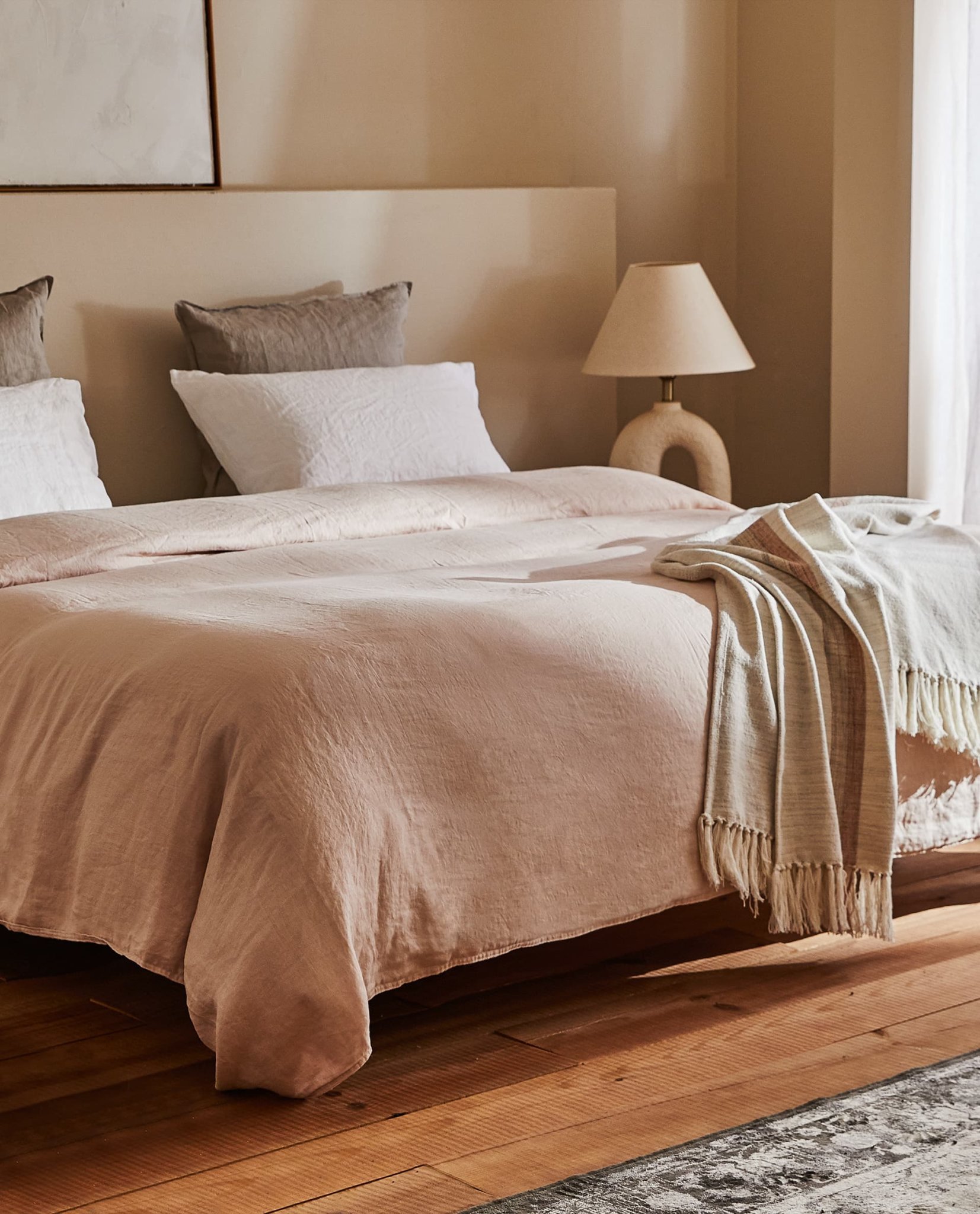 Phòng ngủ với màu trung tính, bộ ga trải giường bằng vải lanh mềm mại khiến chủ nhân của nó thực sự cảm nhận được đây là không gian thư giãn yên bình.