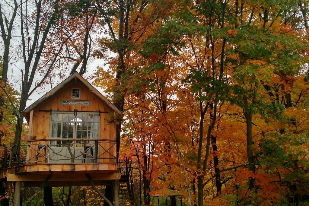 Đúng như tên gọi của mình - Whispering Wind Treehouse - như một lời thì thầm của gió và những tán cây ở thung lũng Hudson. Đây là một vị trí không thể tuyệt vời hơn để có thể thưởng ngoạn những tán lá mùa thu. Điểm đặc biệt là nơi đây không có điện và hẳn nhiên không có cả kết nối wifi, nhờ vậy bạn có thể thưởng thức vẻ đẹp của thiên nhiên một cách tuyệt đối.