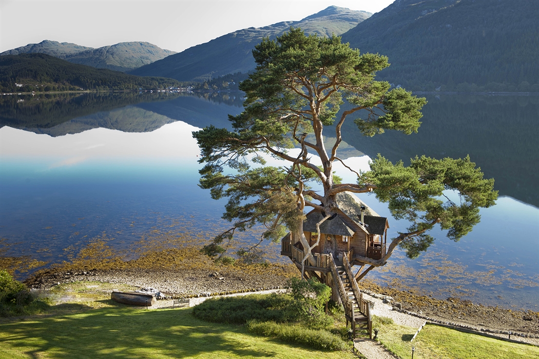 Ngôi nhà kiểu Scotland thơ mộng này nhìn ra hồ nước vô cùng đẹp mắt. Đây cũng là lý do vì sao không gian này là nơi đã tổ chức hàng đám cưới cho hàng trăm cặp đôi.