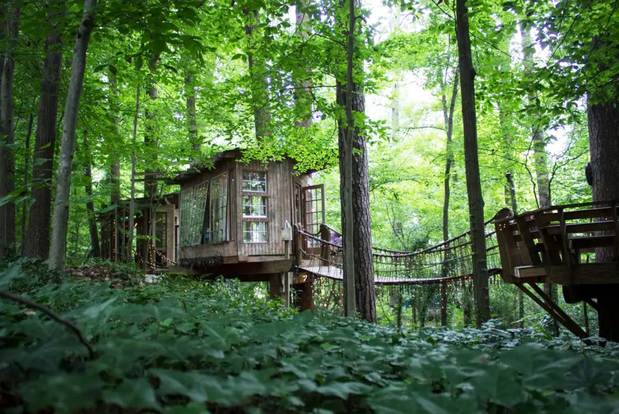 Ngôi nhà trên cây nằm ở Atlanta, Georgia với thiết kế phòng ngủ, phòng khách đều được kết nối với nhau bằng những chiếc cầu dây đu sẽ giúp bạn thực hiện ước mơ thời thơ ấu muốn nằm ngủ giữa khu rừng bí ẩn. 