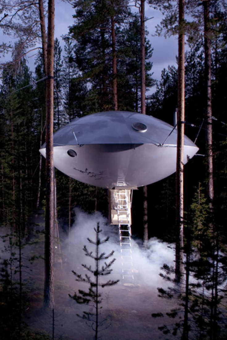 Những ai đam mê khoa học viễn tưởng chắc chắn sẽ thích thú khi ở trong căn phòng khách sạn UFO Treehouse cao chót vót ở đất nước Thụy Điển (ngay cả khi học không ở chung không gian với những “vị khách ngoài trái đất”).