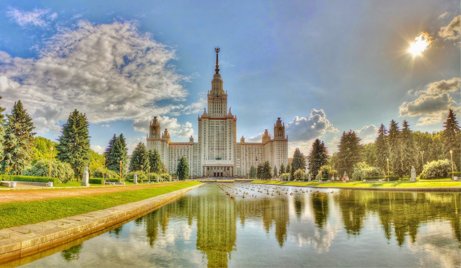 Moscow State University sở hữu tòa nhà chọc trời mang phong cách kiến trúc Gothic.