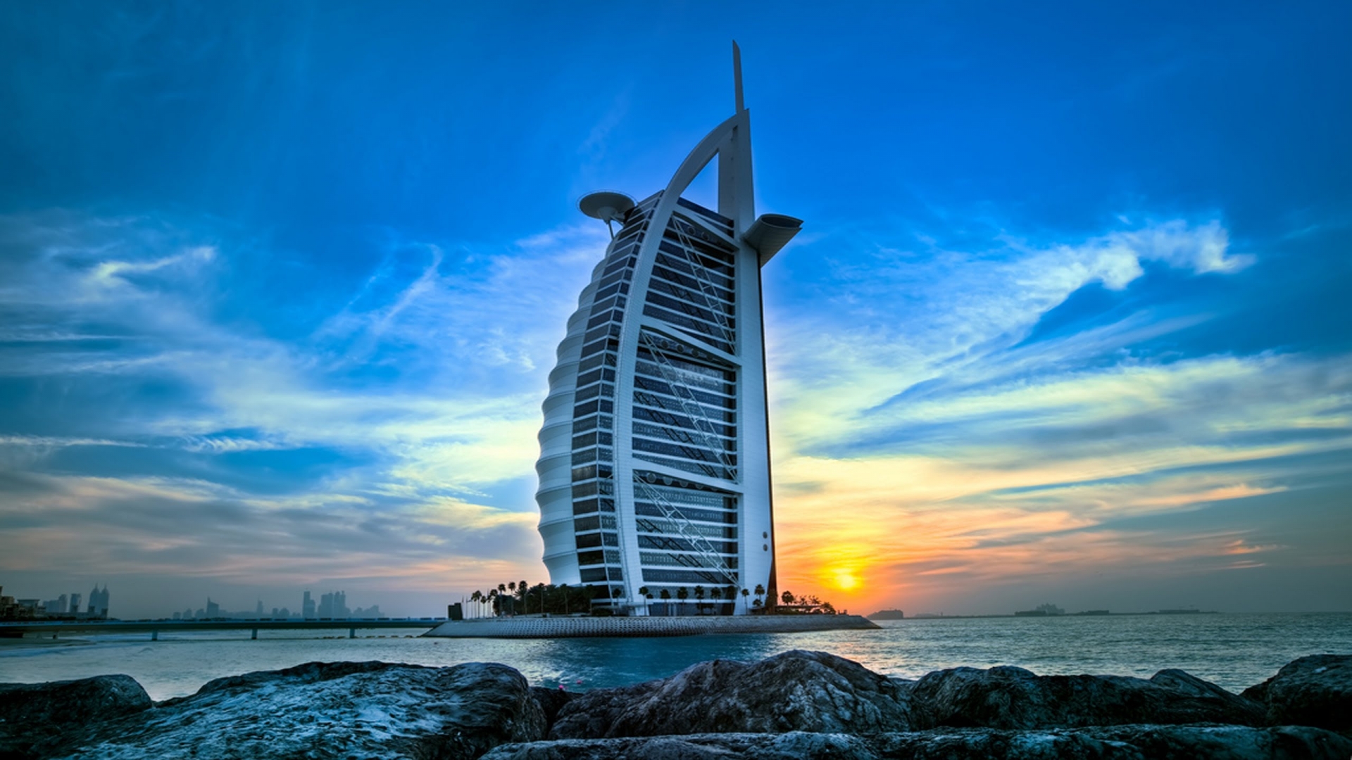 Burj Al Arab giống như cánh buồm luôn vươn mình ra biển lớn.