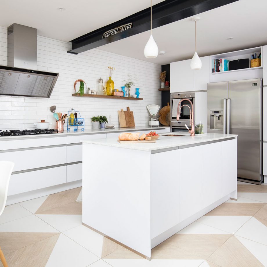 Phòng bếp mới lựa chọn tông màu trắng chủ đạo để “cơi nới” không gian.