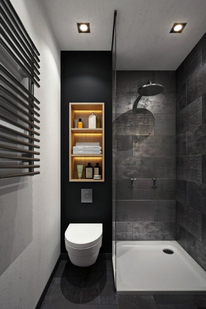 Phòng vệ sinh master với kệ đồ nhỏ xinh và phòng tắm kính góc tiết kiệm diện tích.