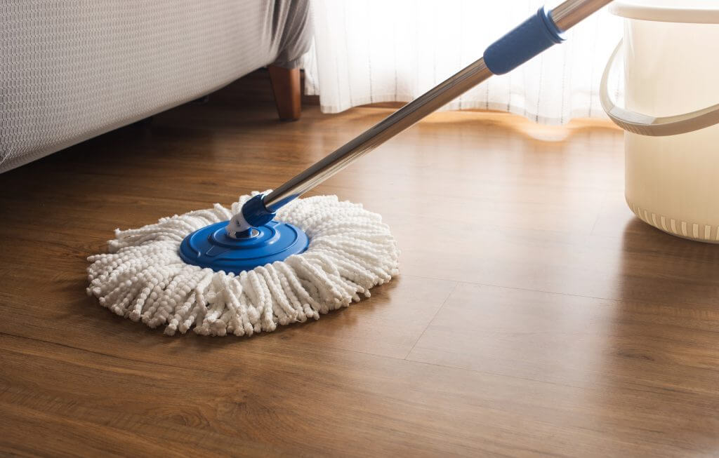Lau sàn sạch sẽ bằng cây lau ẩm, xử lý nhanh các vết bẩn đổ trên sàn.