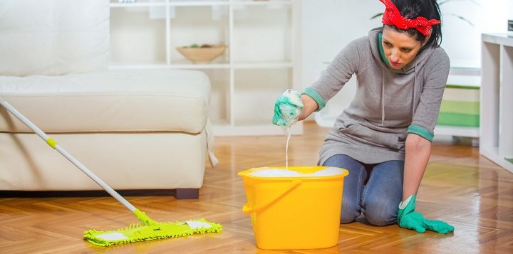 Không “tham” dung dịch tẩy rửa sẽ khiến sàn nhà bị bết dính và dễ bám bụi.
