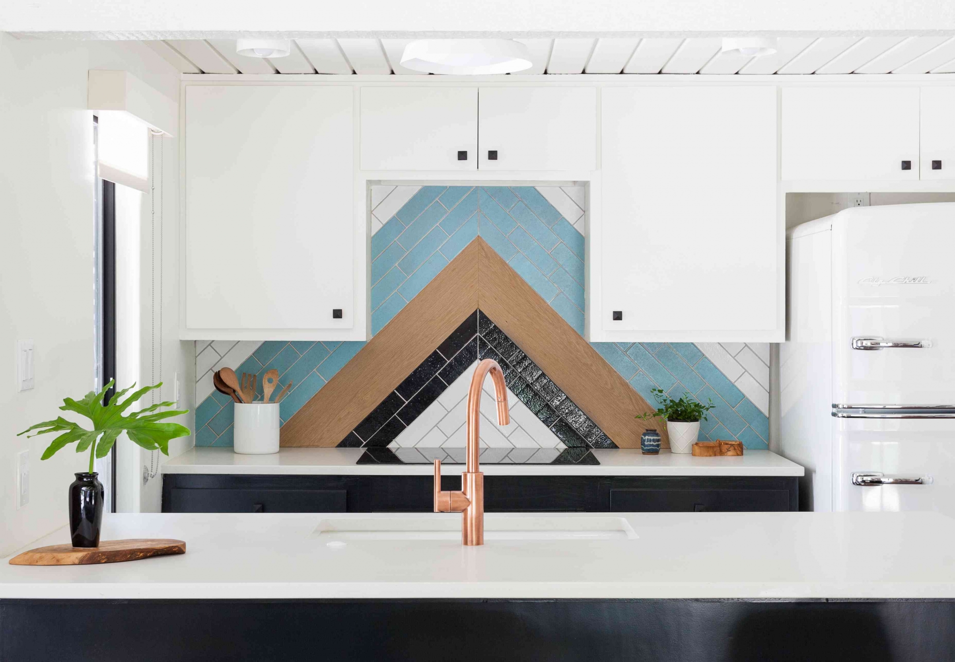 Nhà thiết kế nội thất Erin Williamson đã sử dụng gạch Fireclay với gỗ lót tạo nên một hình ảnh gợi liên tưởng đến đường mái ngói của ngôi nhà. Những sắc màu trắng, đen, xanh dương, gỗ mộc hòa quyện với nhau cho cái nhìn độc đáo.