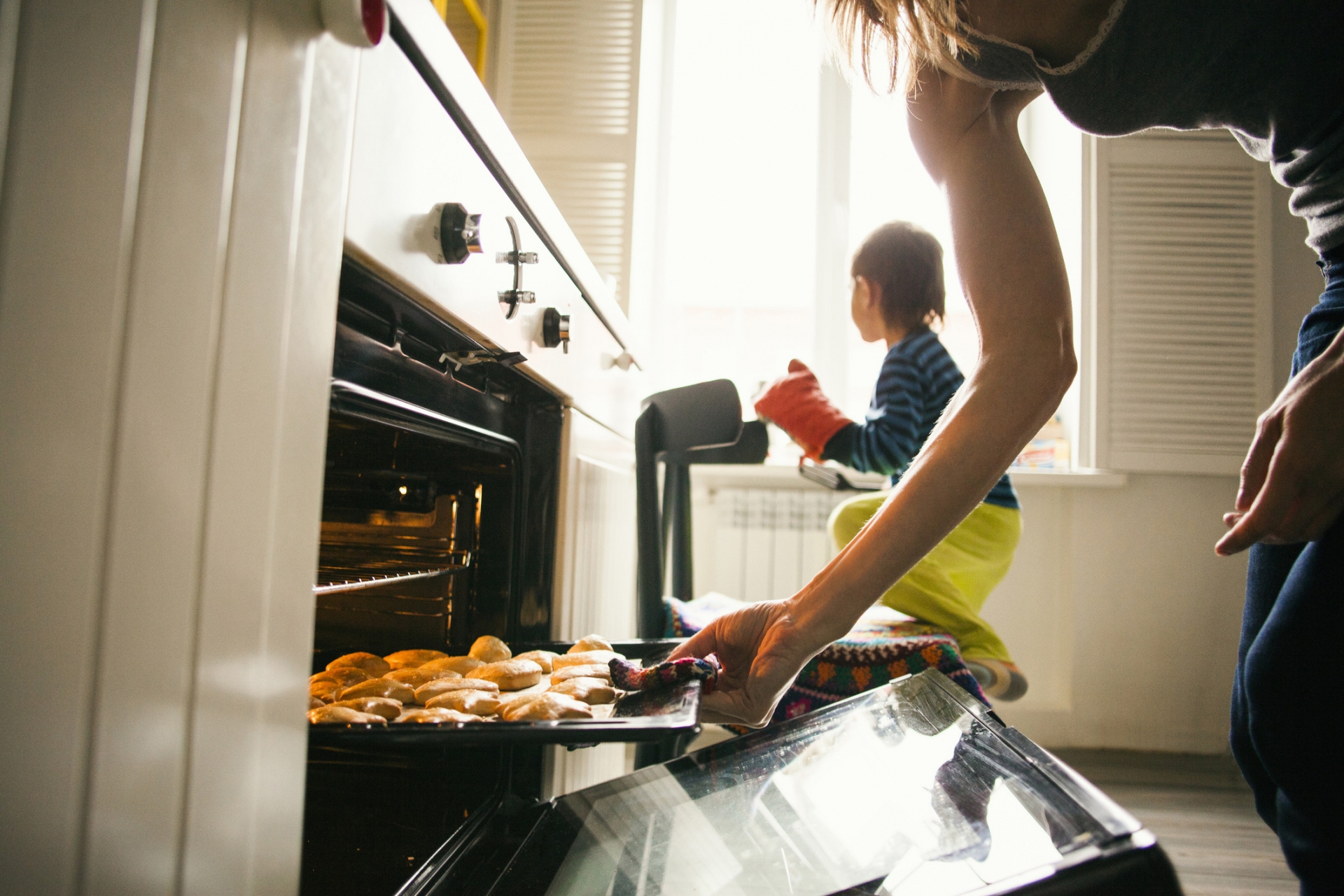 Tắt bếp điện hoặc lò nướng một vài phút trước khi mang thực phẩm ra.