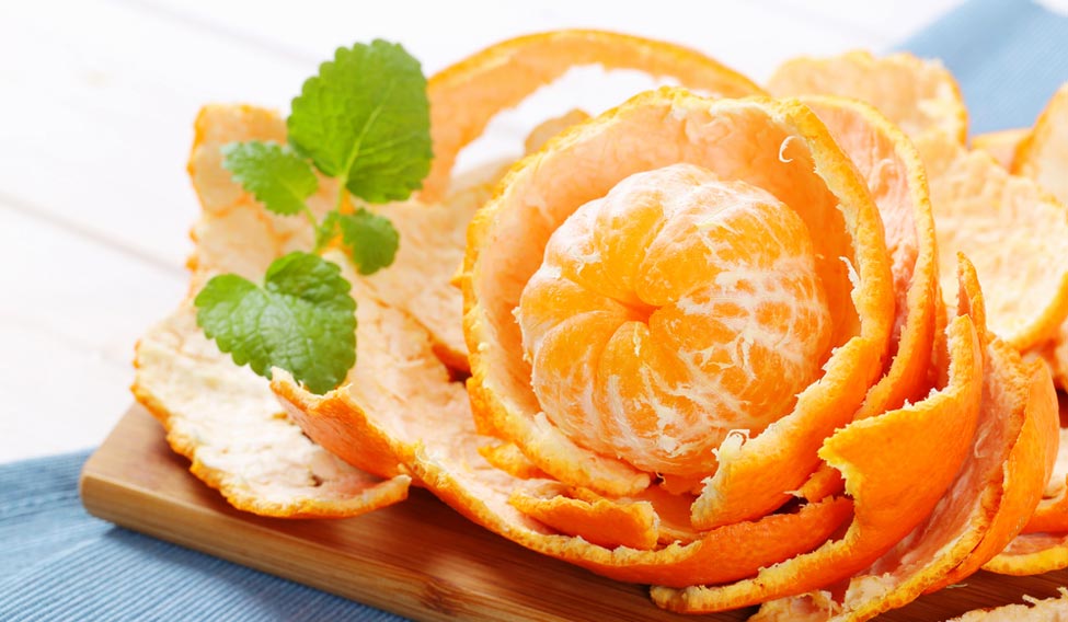 Vỏ cam quýt có rất nhiều tinh dầu giúp khử mùi hiệu quả.