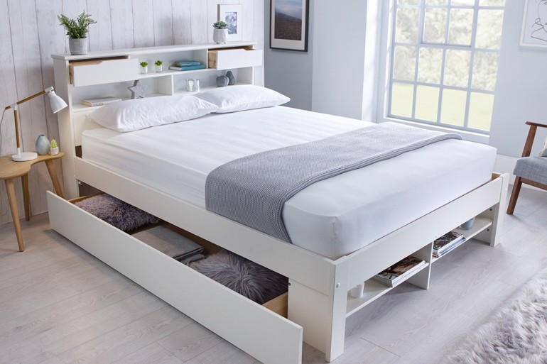 Với chiếc giường này, bạn có thể tận dụng rất nhiều ngăn kéo tích hợp bên dưới để lưu trữ đồ đạc.