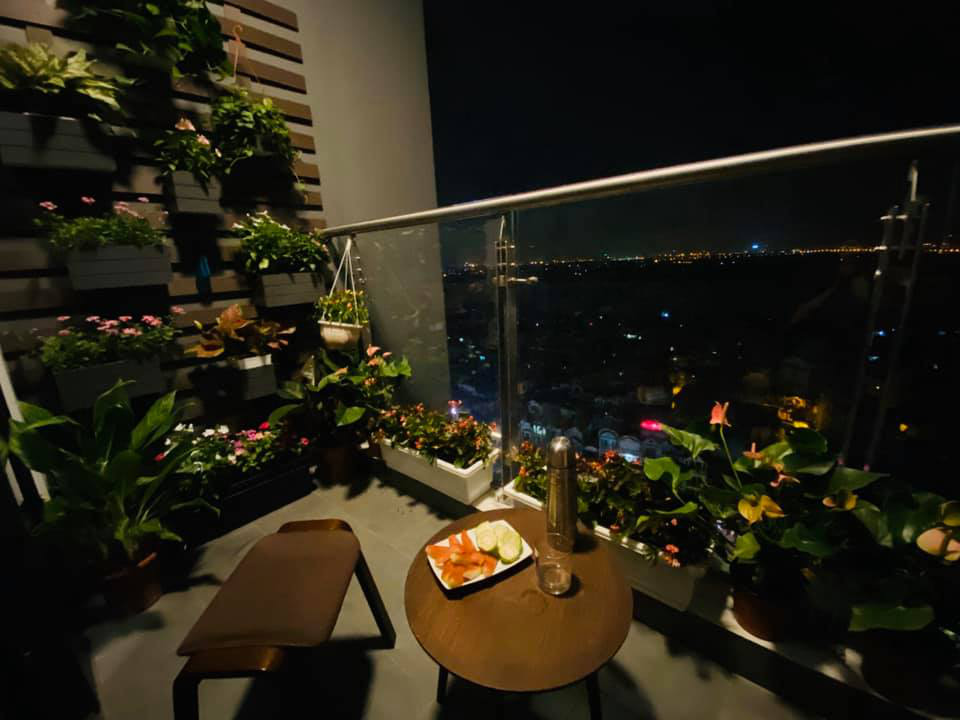 Khoảng không gian siêu lãng mạn ở ban công để ngắm nhìn thành phố về đêm