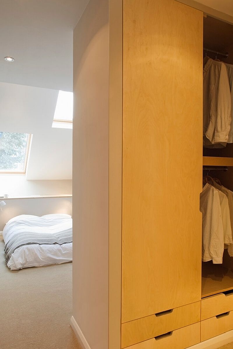 Ngôi nhà có đến 3 phòng ngủ tách biệt, tạo không gian riêng tư cho các thành viên. Tủ quần áo nhiều ngăn đồng thời đóng vai trò là vách ngăn tự nhiên hiệu quả.