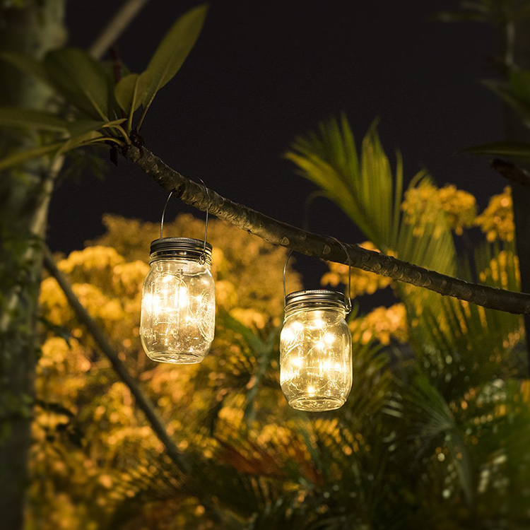 Lọ thủy tinh kết hợp đèn LED tạo nên đèn treo sân vườn nên thơ.