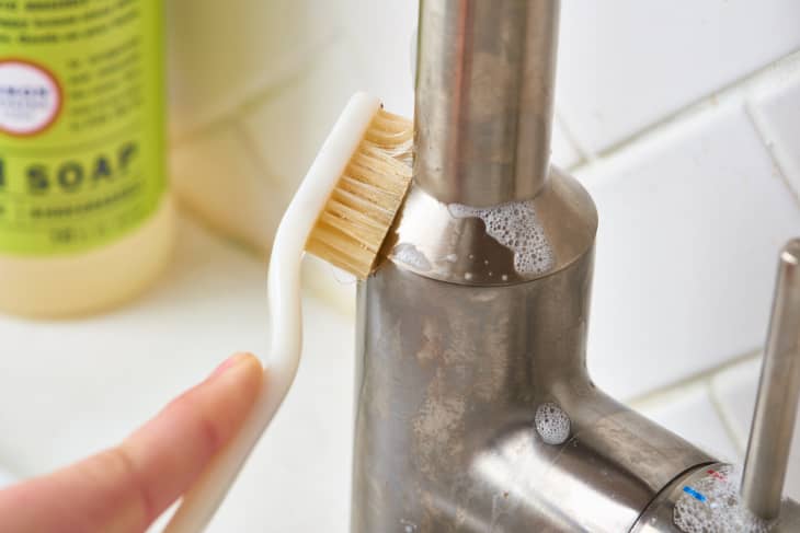 Bàn chải đánh răng có thể sử dụng để đi sâu vào các khe nhỏ khó tiếp cận.