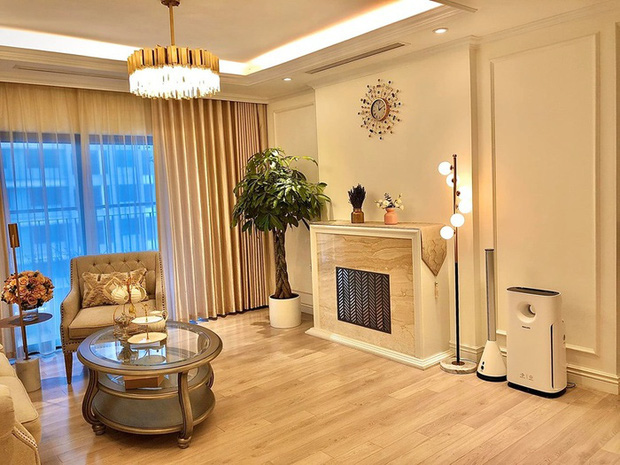 Phòng khách sang trọng với gam màu trắng kết hợp vàng đồng.