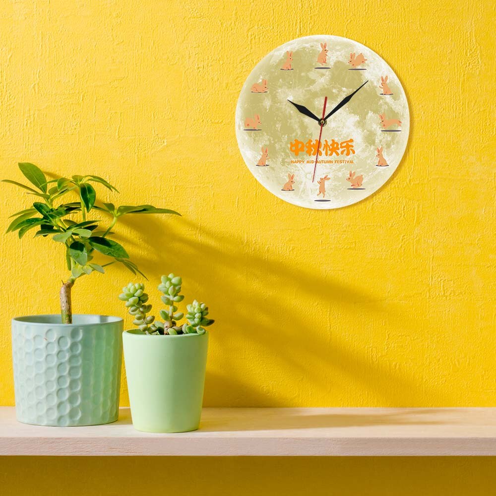 Chúng ta có thể sử dụng chiếc đồng hồ Thỏ Ngọc để vừa xem giờ vừa tạo điểm nhấn cho bức tường.