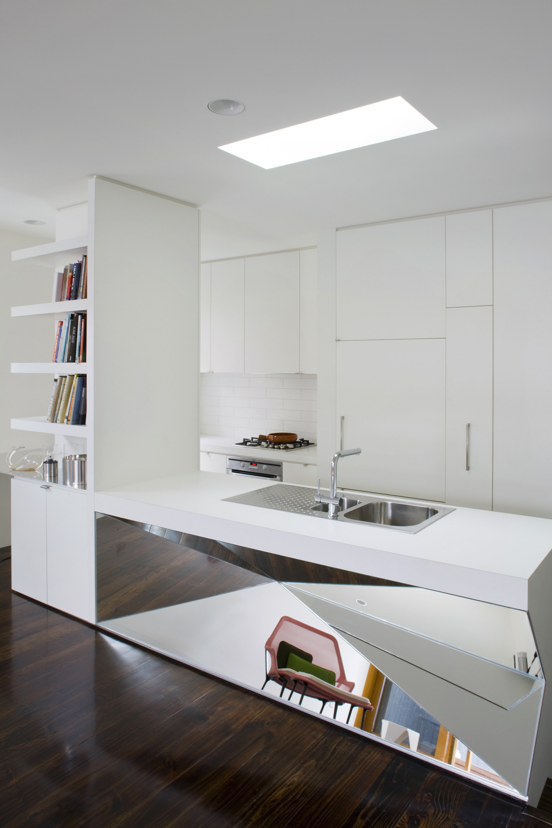 Và cuối cùng, thay vì sử dụng loại gương bằng phẳng, các kiến trúc sư đã chọn lựa mẫu gương hình học độc đáo để tạo điểm nhấn cho không gian lấy sắc trắng làm chủ đạo. Đây cũng chính là phòng bếp của K2 House (Úc) - công trình xây dựng được đánh giá rất cao trên các tạp chí kiến trúc.