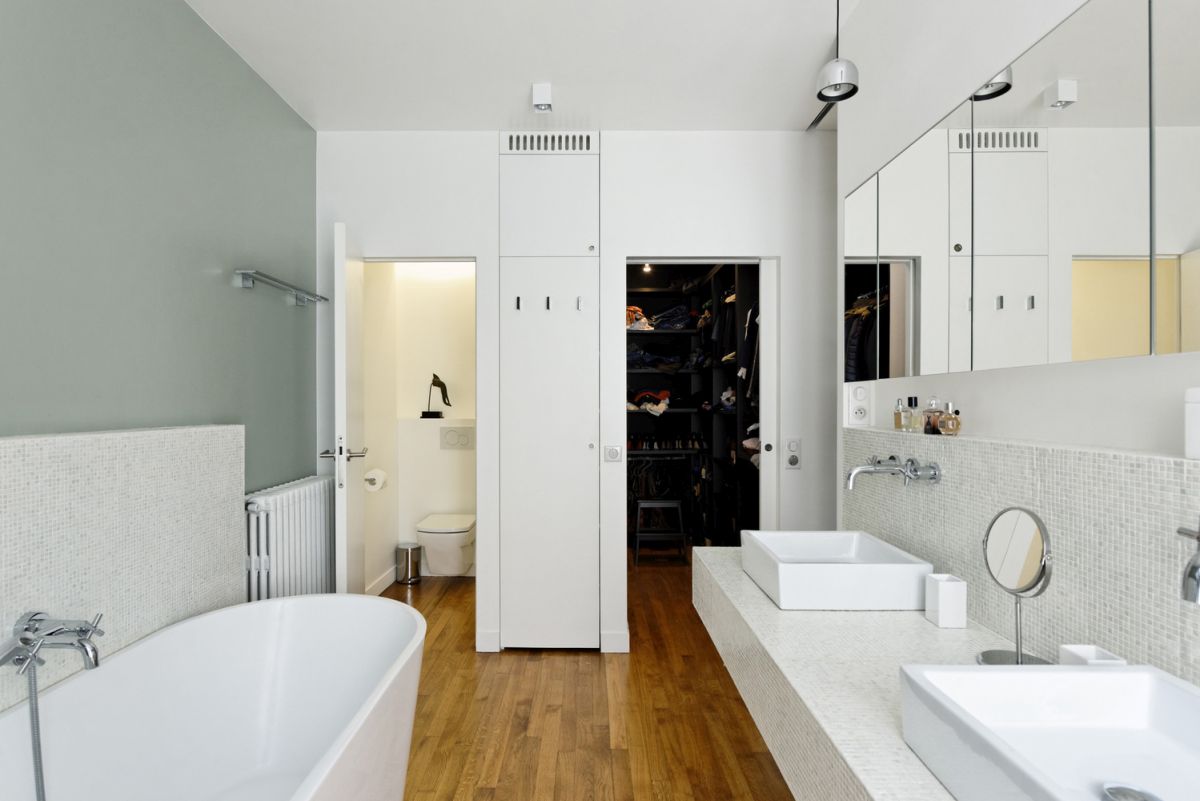 Một phòng tắm trắng sáng, rộng rãi với các khu vực chức năng tiện nghi.