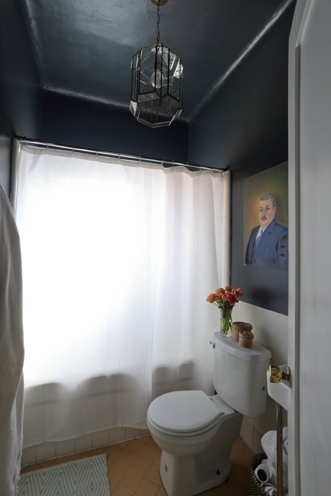 Trần phòng tắm sơn đen huyền bí khác biệt so với các căn còn lại.
