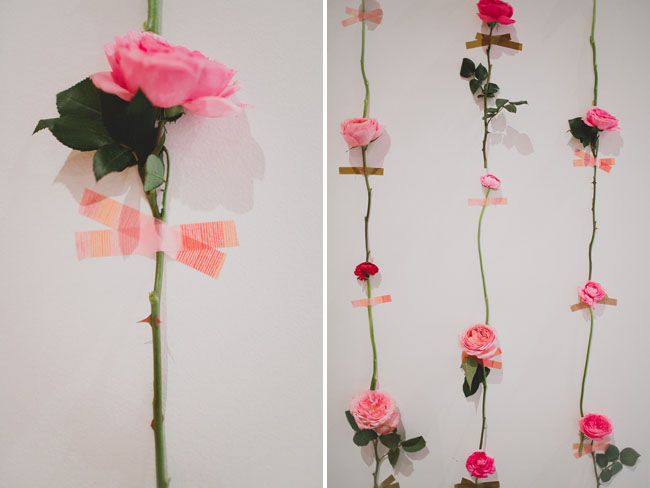 Sau khi đánh dấu trên tường, sử dụng băng dính washi tape cố định cành hoa.
