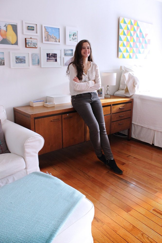Jacqueline Rousseau - nữ CEO xinh đẹp trong căn hộ của mình.