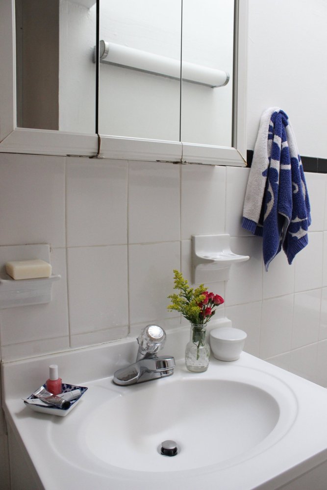 Phòng tắm nhỏ cũng được thiết kế nhẹ nhàng và xinh xắn.
