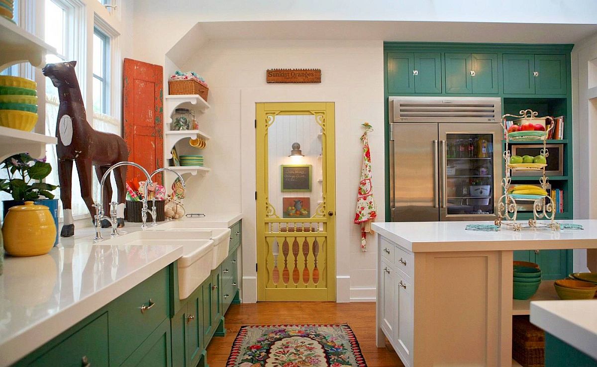 Phòng bếp này lựa chọn phong cách chiết trung tinh tế, với cách phối màu thông minh và có sự tiết chế nhất định. Hệ thống tủ lưu trữ màu xanh lá cùng cánh cửa màu vàng kiểu dáng cổ điển nổi bật trên phông nền màu trắng trang nhã.