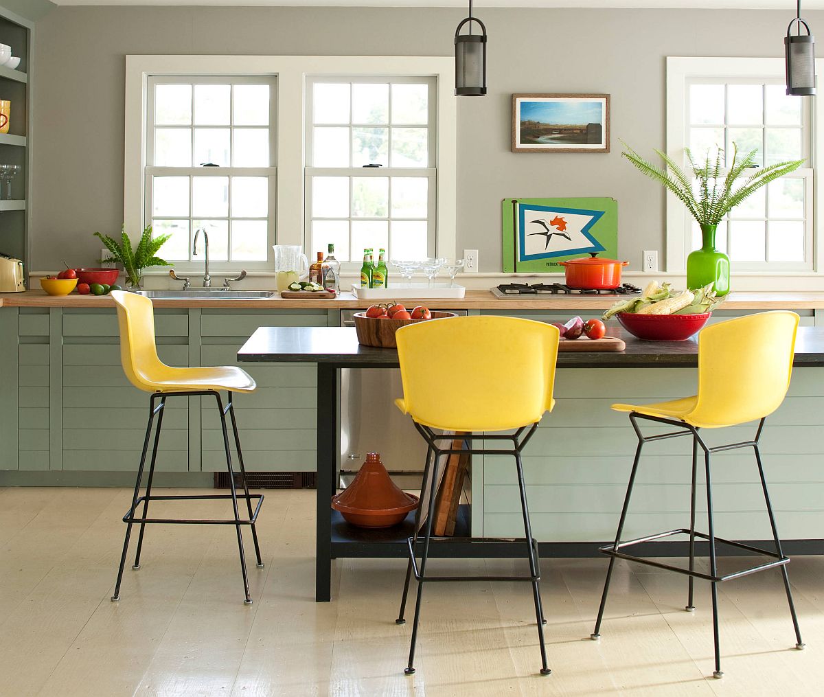 Nếu bạn trót yêu màu vàng - xanh nhưng lại không có nhiều thời gian và tài chính để sơn mới bức tường hay nội thất thì có thể áp dụng ý tưởng này. Những chiếc ghế màu vàng, lọ hoa hay tranh dán tường màu xanh lá - chỉ đơn giản vậy thôi cũng đủ cho không gian nổi bật.