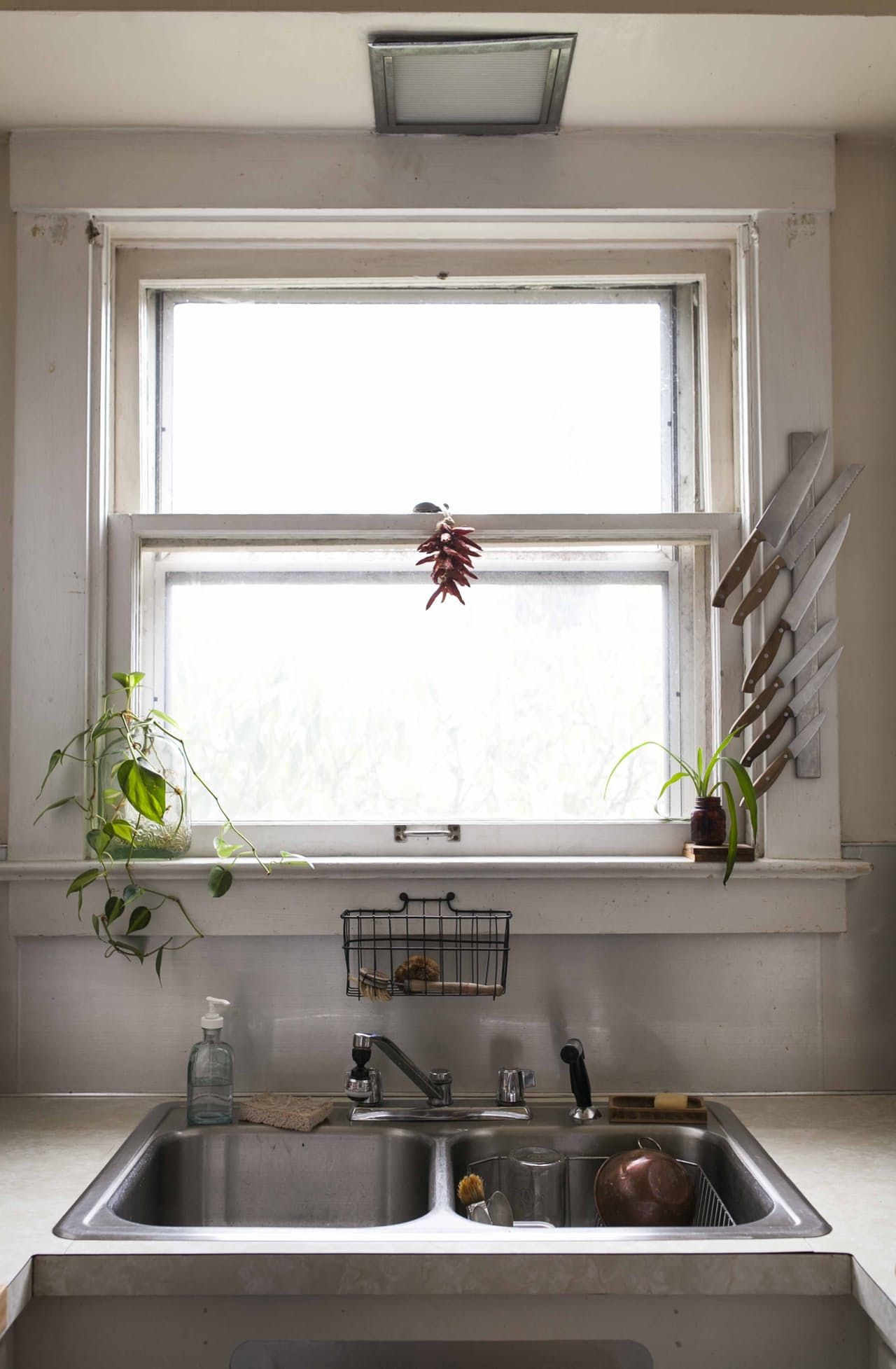 Dao làm bếp đặt cạnh ô cửa sổ cũng là một cách hay để tiêu diệt vi khuẩn nhờ ánh nắng mặt trời.