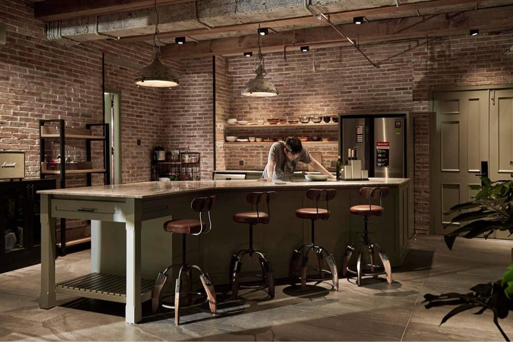 Phòng bếp được thiết kế giống như những quán bar hay cà phê được giới trẻ ưa chuộng hiện nay.