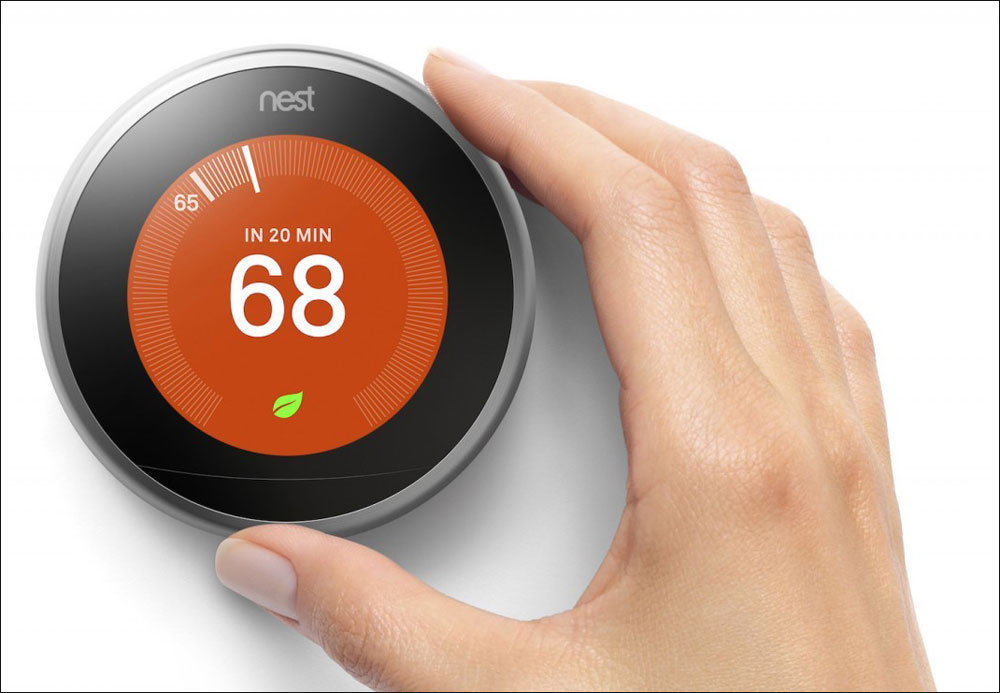 Phát minh Nest Thermostat giúp chúng ta giảm tải hóa đơn tiền điện mỗi tháng nhờ tắt đi các thiết bị điều chỉnh nhiệt độ khi không có người ở nhà. Khi chủ nhân đã lên lịch trình quay về, nó sẽ thay đổi nhiệt độ để sẵn sàng đón bạn trở về trong không gian thật thoải mái. Giá tham khảo: 4.800.000 đồng. 