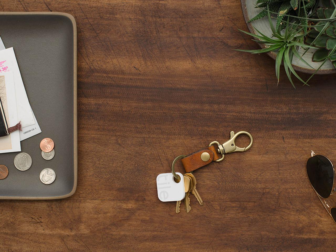 Chiếc tag thông minh hình vuông kích thước 3cm chất liệu siều bền, chống tấm nước, giúp cho những người đãng trí không còn lo mất đồ đạc nữa. Bạn chỉ cần móc chung nó với các vật dụng như chùm chìa khóa, bóp tiền, túi xách,… và yên tâm tìm kiếm bằng ứng dụng trên điện thoại đi động. Giá tham khảo: 1.400.000 đồng/ 4 tag.
