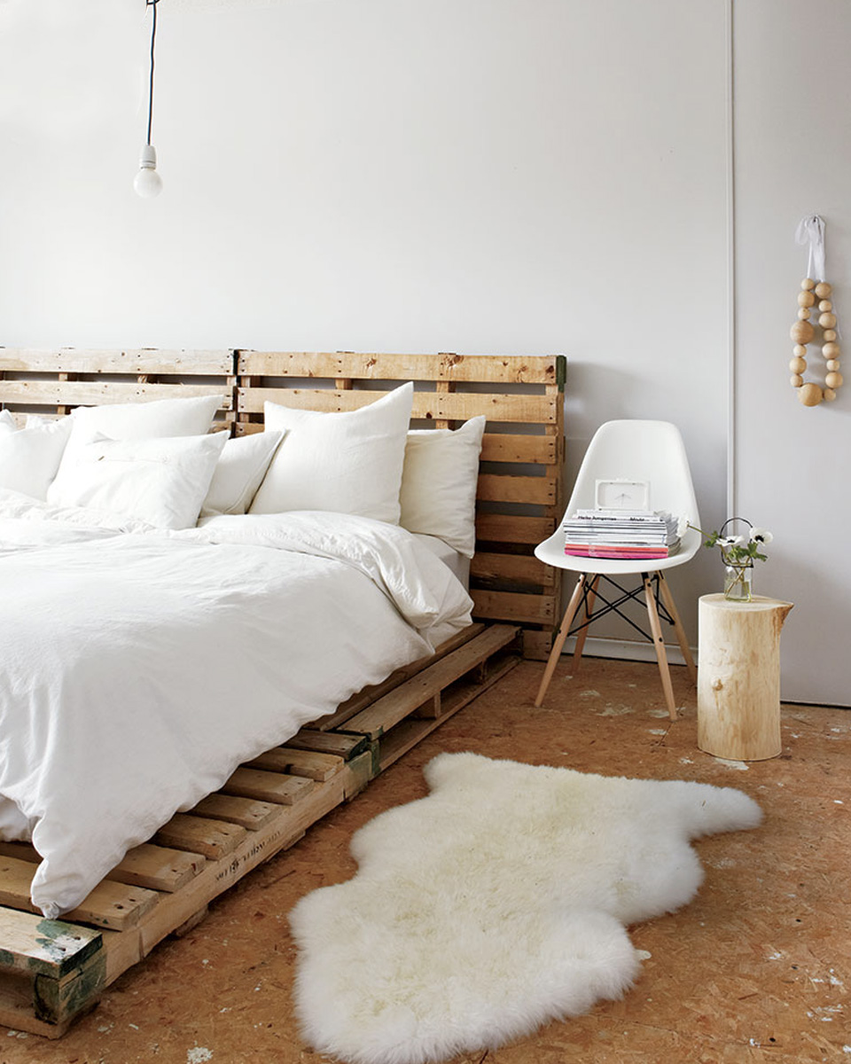Những ai yêu thích sự tối giản thì có thể tham khảo ý tưởng sử dụng những tấm gỗ pallet làm thành giường trong căn phòng tông màu xám chủ đạo. Thêm một thấm thảm trải sàn kiểu dáng lông thú trắng êm ái là đủ tạo cảm giác ấm áp rồi.