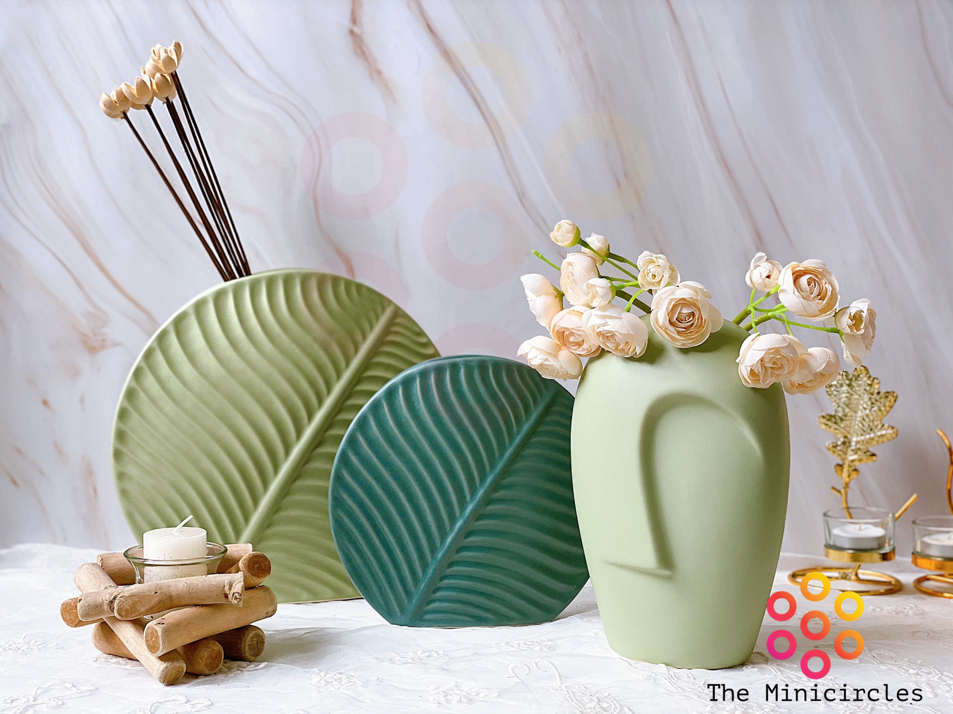 Những mẫu lọ gốm nghệ thuật vừa được sử dụng để cắm hoa vừa để trang trí cho căn phòng thêm đẹp. (Ảnh: The Minicircles)