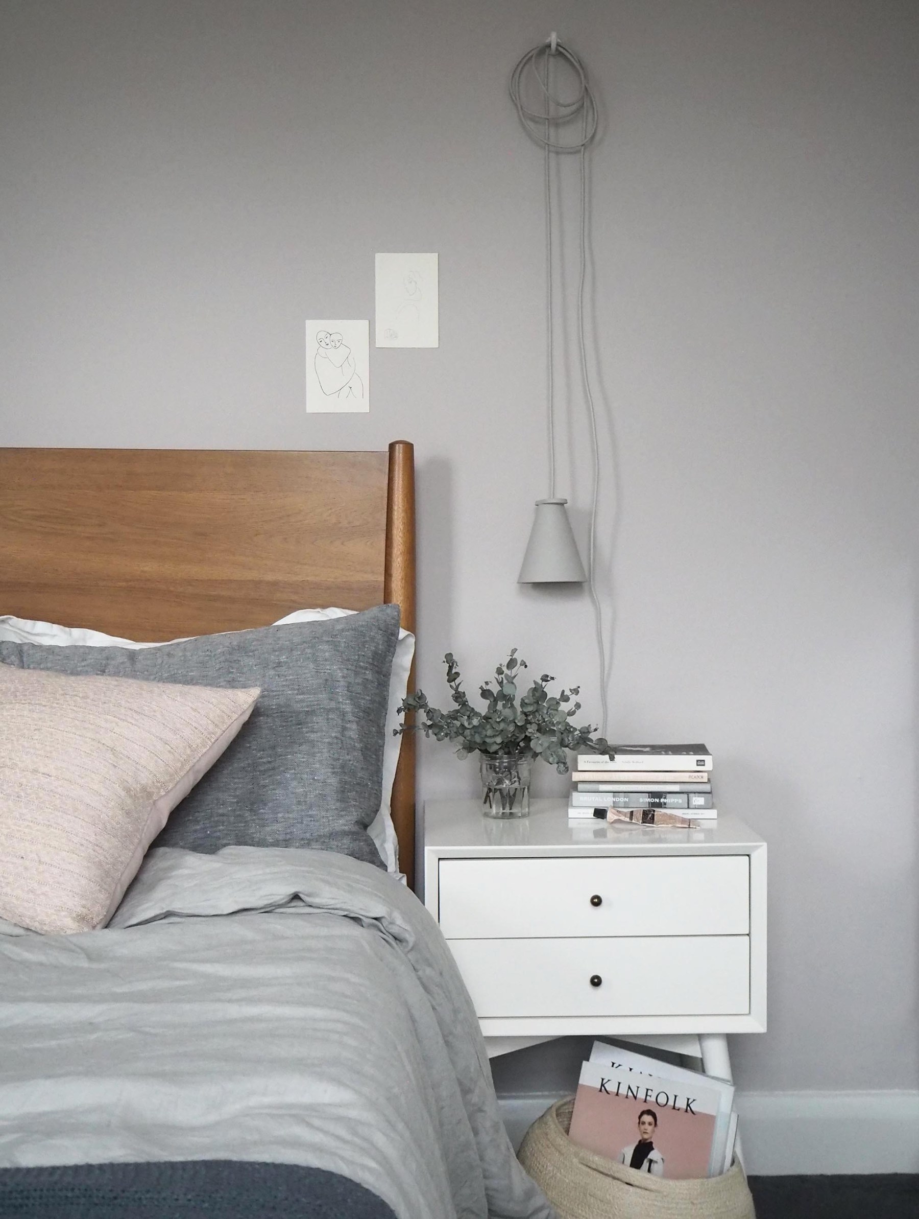 Cặp đèn ngủ treo đối xứng trên tường với màu xám nhạt vừa tinh tế vừa hiện đại.
