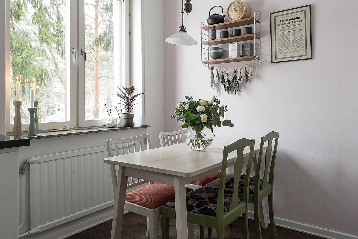 Vẫn là ý tưởng đặt hai chiếc ghế trong bộ bàn ăn đối xứng nhưng phòng ăn phong cách Scandinavian này lại lựa chọn cách sơn xanh 2 chiếc, thay đổi đệm lót ghế để tạo sự tương phản nhẹ nhàng với gam màu trắng đối diện.