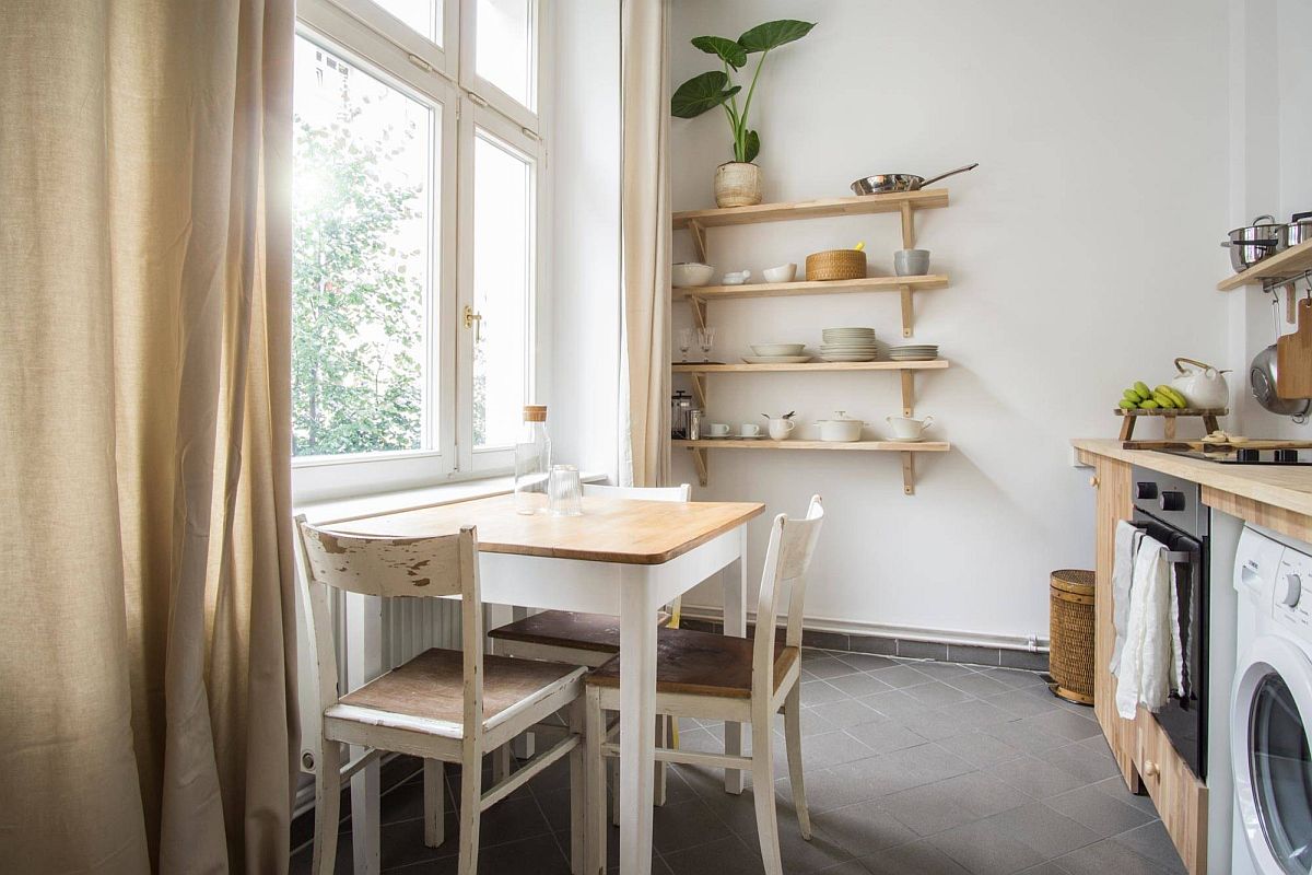 Phong cách Scandinavian thường lựa chọn gam màu trung tính như trắng, xám kết hợp với vật liệu gỗ tự nhiên và thiết kế kệ mở để tạo cảm giác rộng rãi, thoáng đãng và sạch sẽ cho khu vực ăn uống.