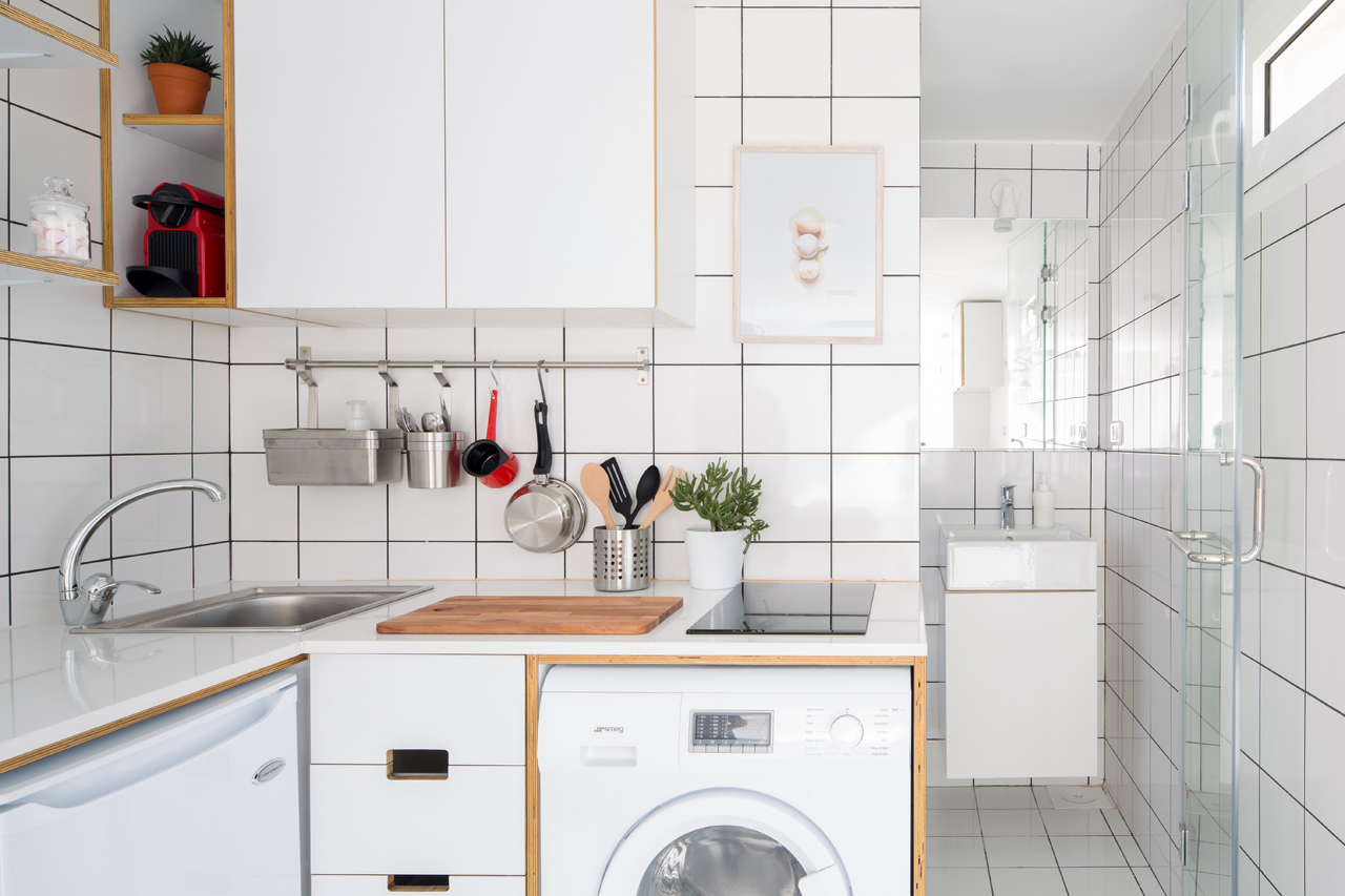 Những món nội thất như tủ bếp hay thiết bị gia dụng như tủ lạnh, máy giặt hay bồn rửa,... tất cả đều một màu trắng.