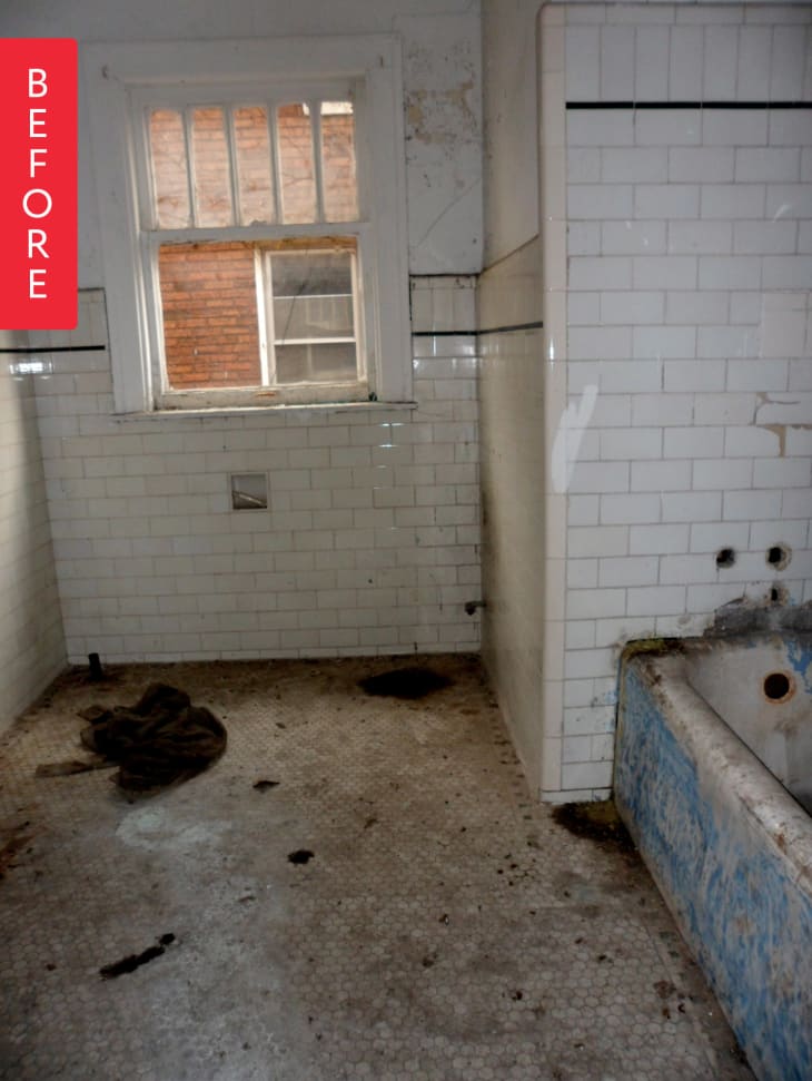 Tồi tàn, cũ kỹ và mục nát là những gì có thể miêu tả về phòng tắm này trước khi cải tạo.