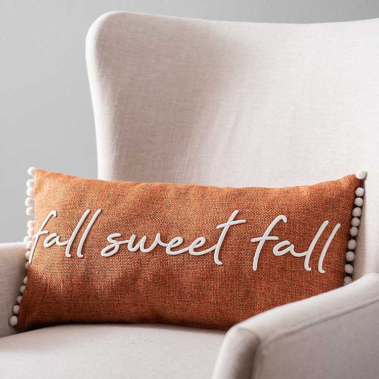 Để tô điểm cho chiếc ghế sofa sẽ là gối tựa, gối ôm với vỏ gối màu nâu trầm vô cùng ấm áp cùng dòng chữ “Fall sweet fall” ngọt ngào.